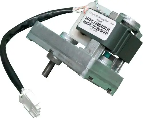Motor zur Reinigung des Wärmetauschers, hergestellt von Wolf. Enthält einen Anschlussstecker und ist für den Einsatz in Heizsystemen konzipiert. Technische Komponenten klar erkennbar.
